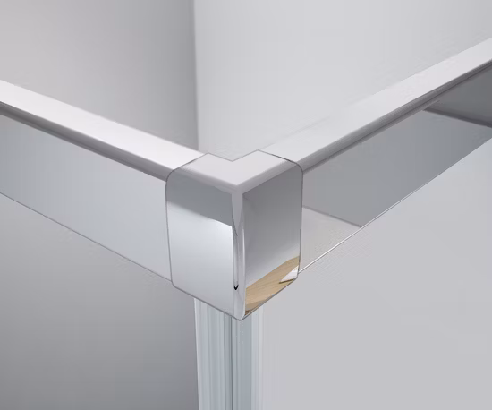 슬라이딩 강화 유리 도어가 있는 캐빈, 샤워 시설을 갖춘 욕실