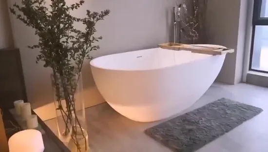 공장에서는 세련된 견고한 표면 아크릴 독립형 SPA 욕조를 생산합니다.